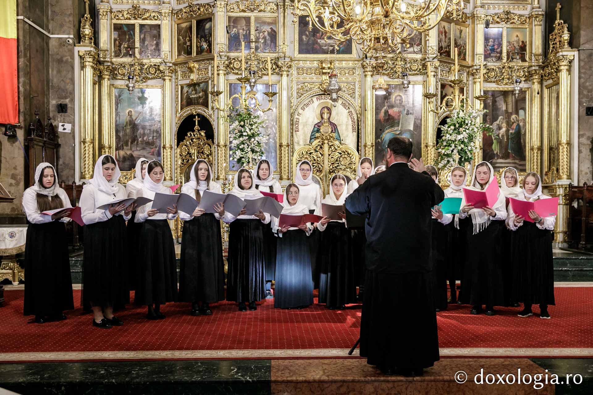 Grupul psaltic „Agapis” al Liceului Teologic Ortodox „Cuvioasa Parascheva” Agapia / Foto: Oana Nechifor Grupul psaltic „Agapis” al Liceului Teologic Ortodox „Cuvioasa Parascheva” Agapia / Foto: Oana Nechifor
