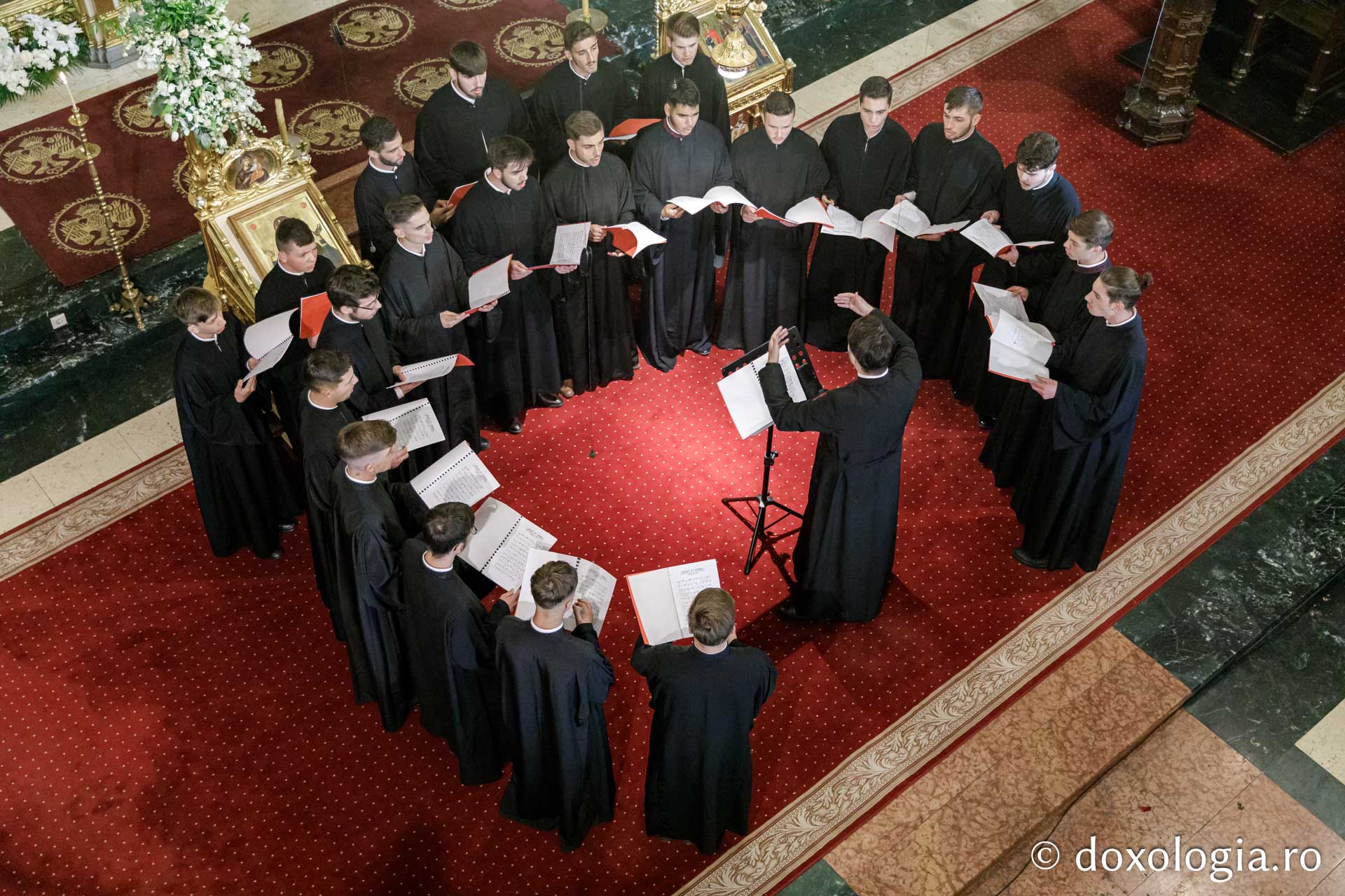 Grupul psaltic „ Sfântul Ioan Gură de Aur” al Seminarului Teologic Ortodox „Sfântul Ioan Gură de Aur” Huși / Foto: Oana Nechifor Grupul psaltic „ Sfântul Ioan Gură de Aur” al Seminarului Teologic Ortodox „Sfântul Ioan Gură de Aur” Huși / Foto: Oana Nechifor