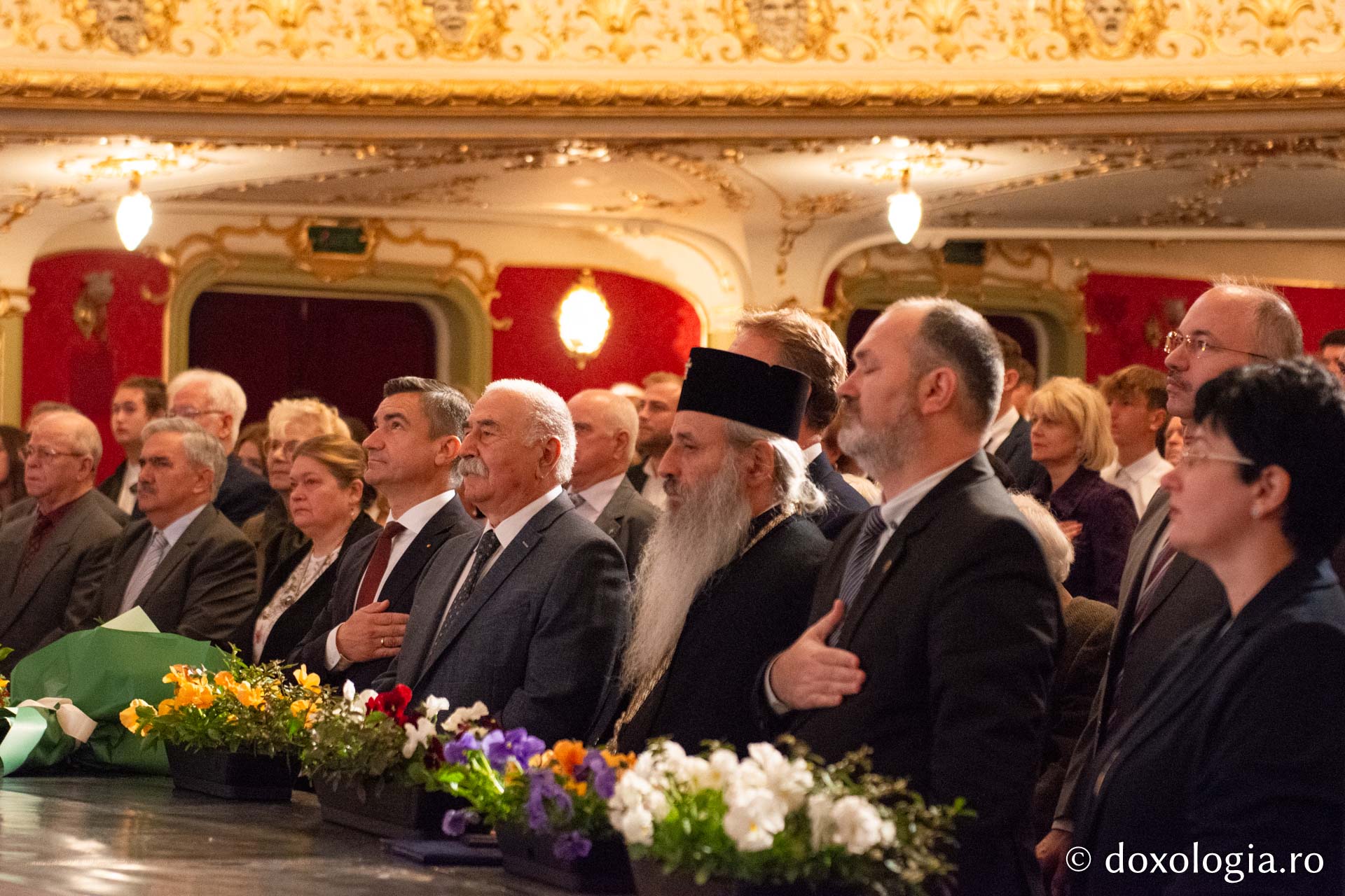 IPS Teofan, primarul Mihai Chirica și participanți la Simpozionul „Monumentul. Tradiție și Viitor” 2023 / Foto: Mihail Vrăjitoru A XXV-a ediție a Simpozionului „Monumentul. Tradiție și Viitor