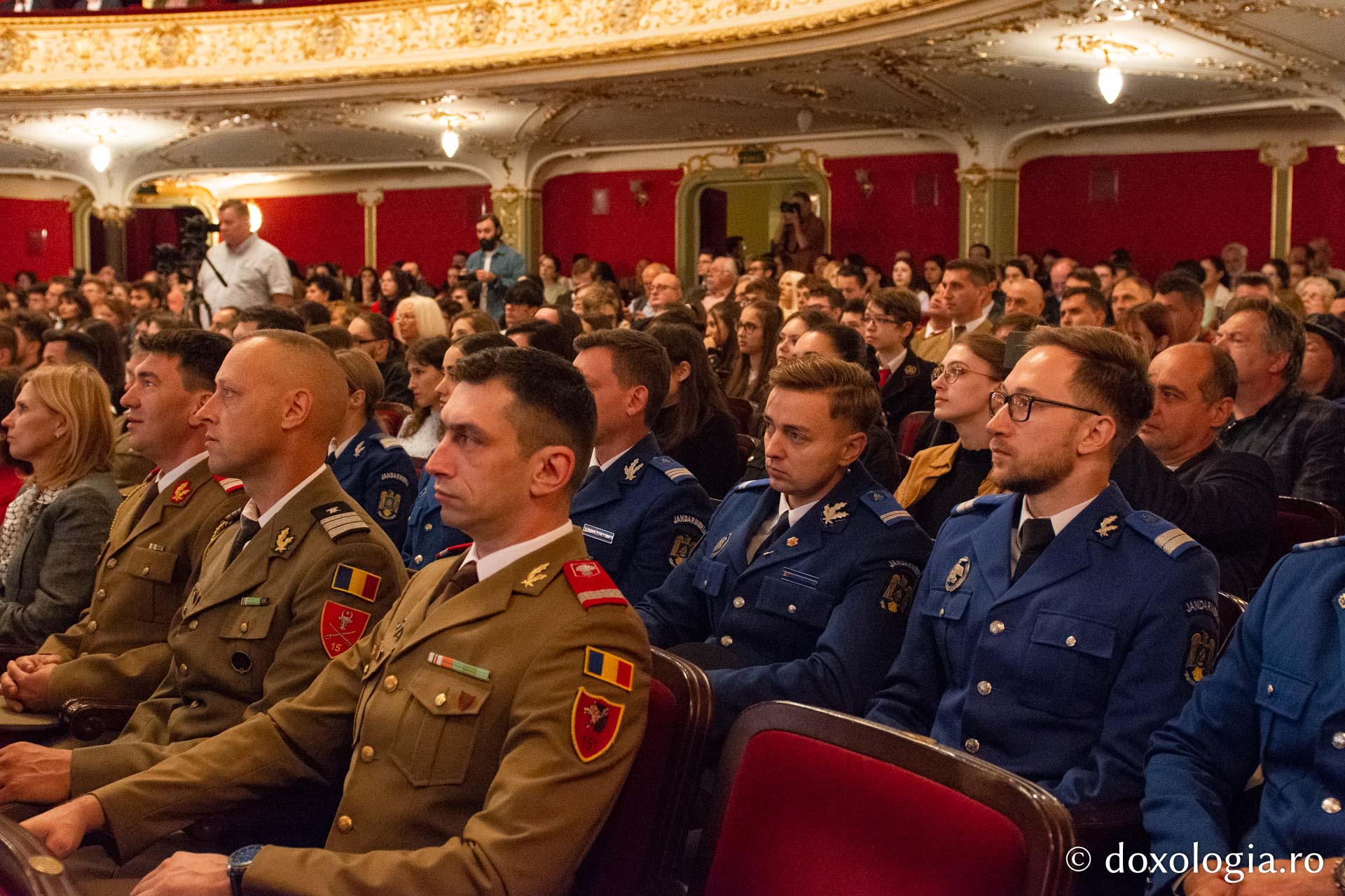 Participanți la Simpozion