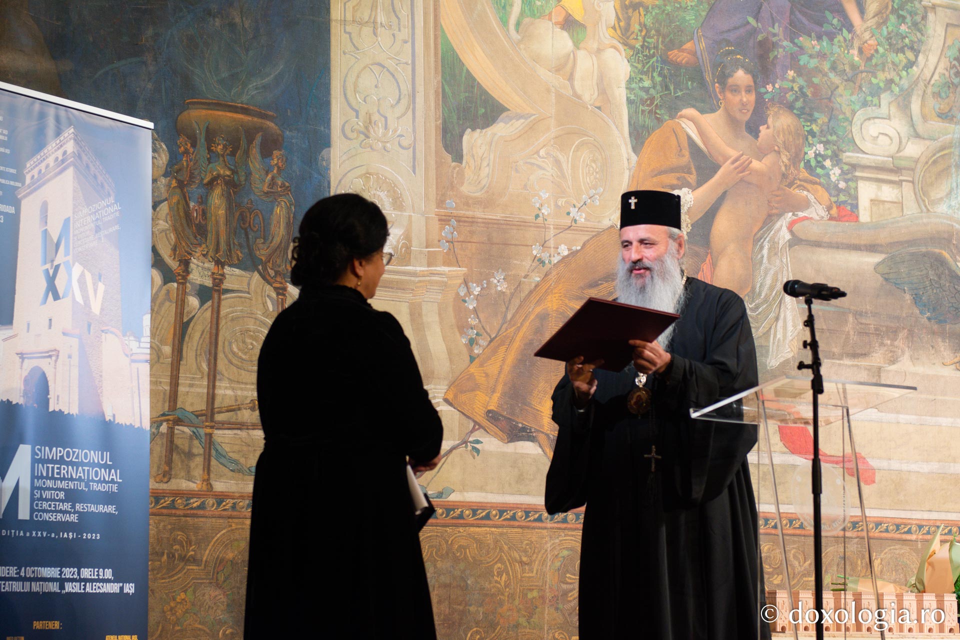 IPS Teofan, acordând Ordinul „Maica Domnului Rugătoarea”