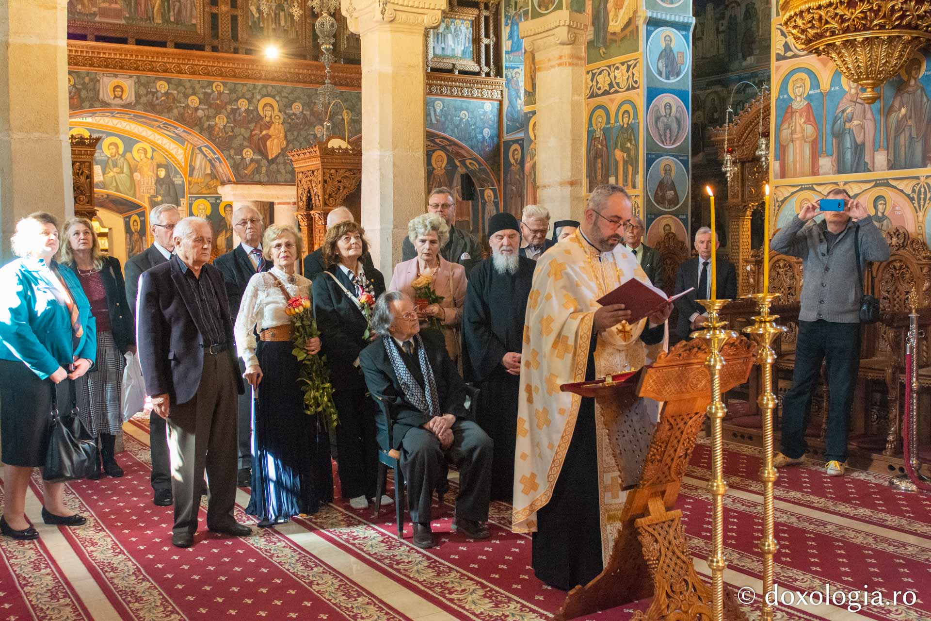 „Crucea Sfântului Ierarh Dosoftei”, dăruită academicianului Alexandru Zub la împlinirea vârstei de 89 de ani / Foto: Mihail Vrăjitoru Slujba de Tedeum