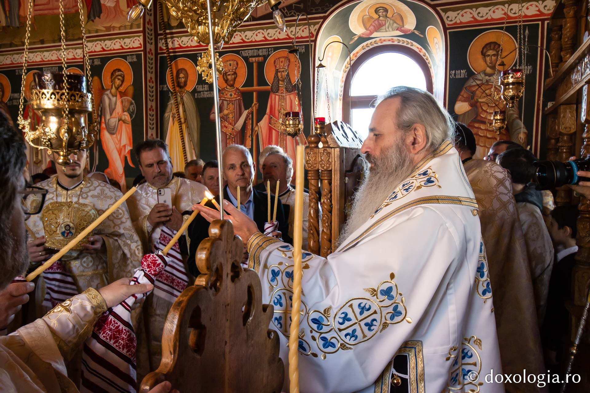 IPS Teofan, sfințind biserica din Țipilești