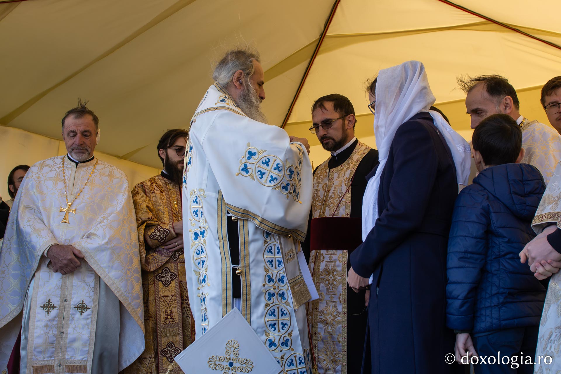 Hirotesie întru iconom stavrofor