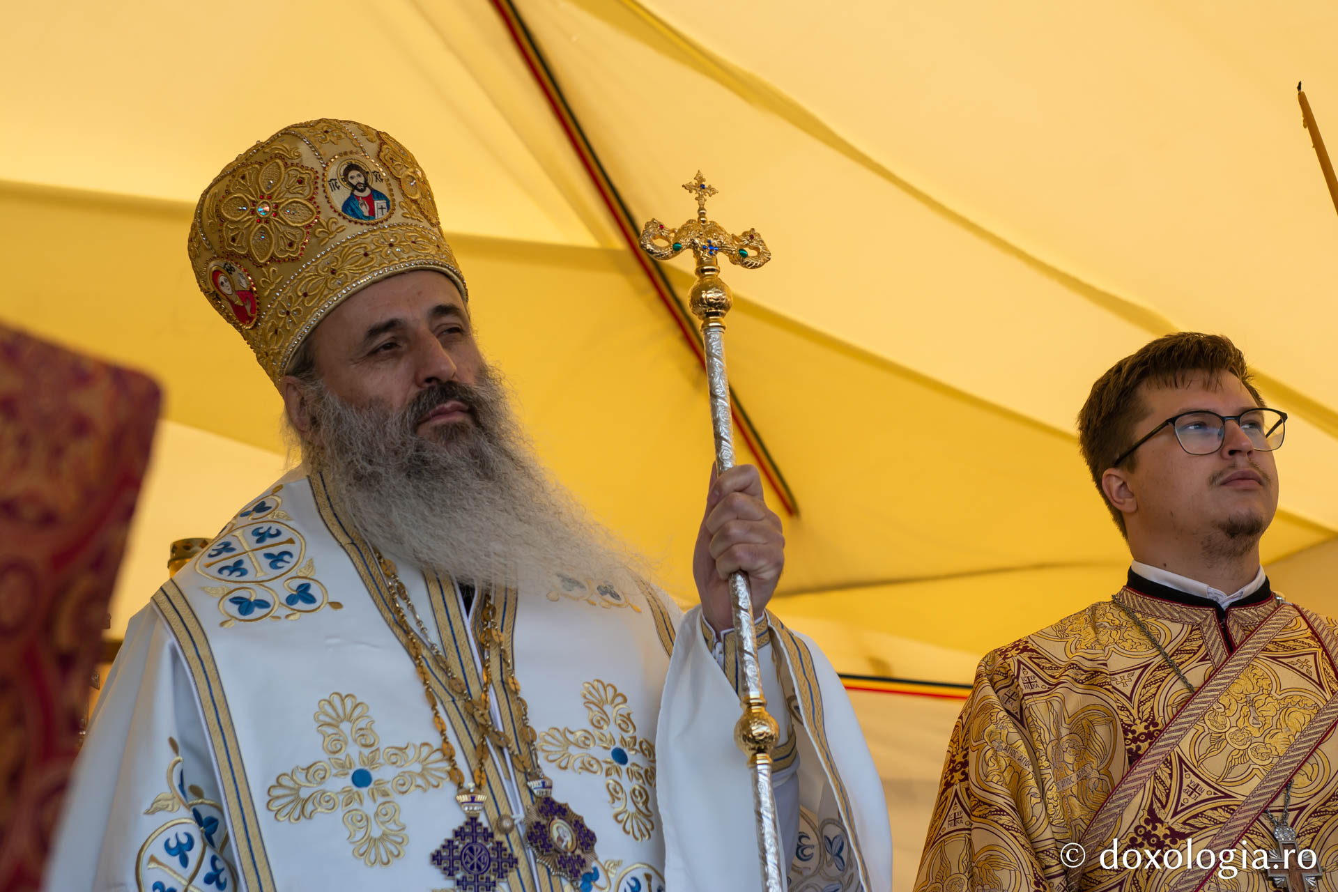 IPS Teofan, săvârșind Sfânta Liturghie