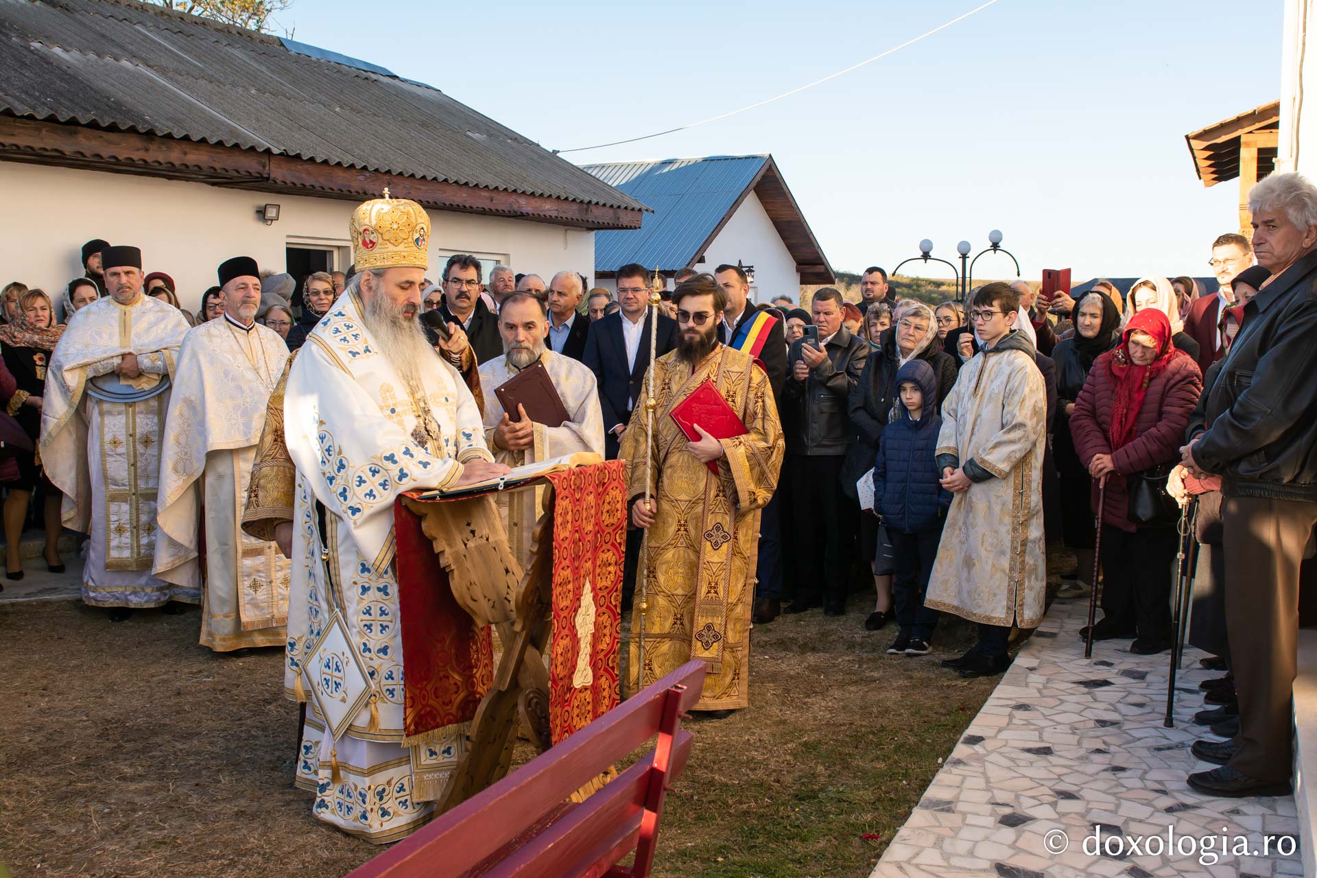 IPS Teofan, sfințind biserica din Țipilești