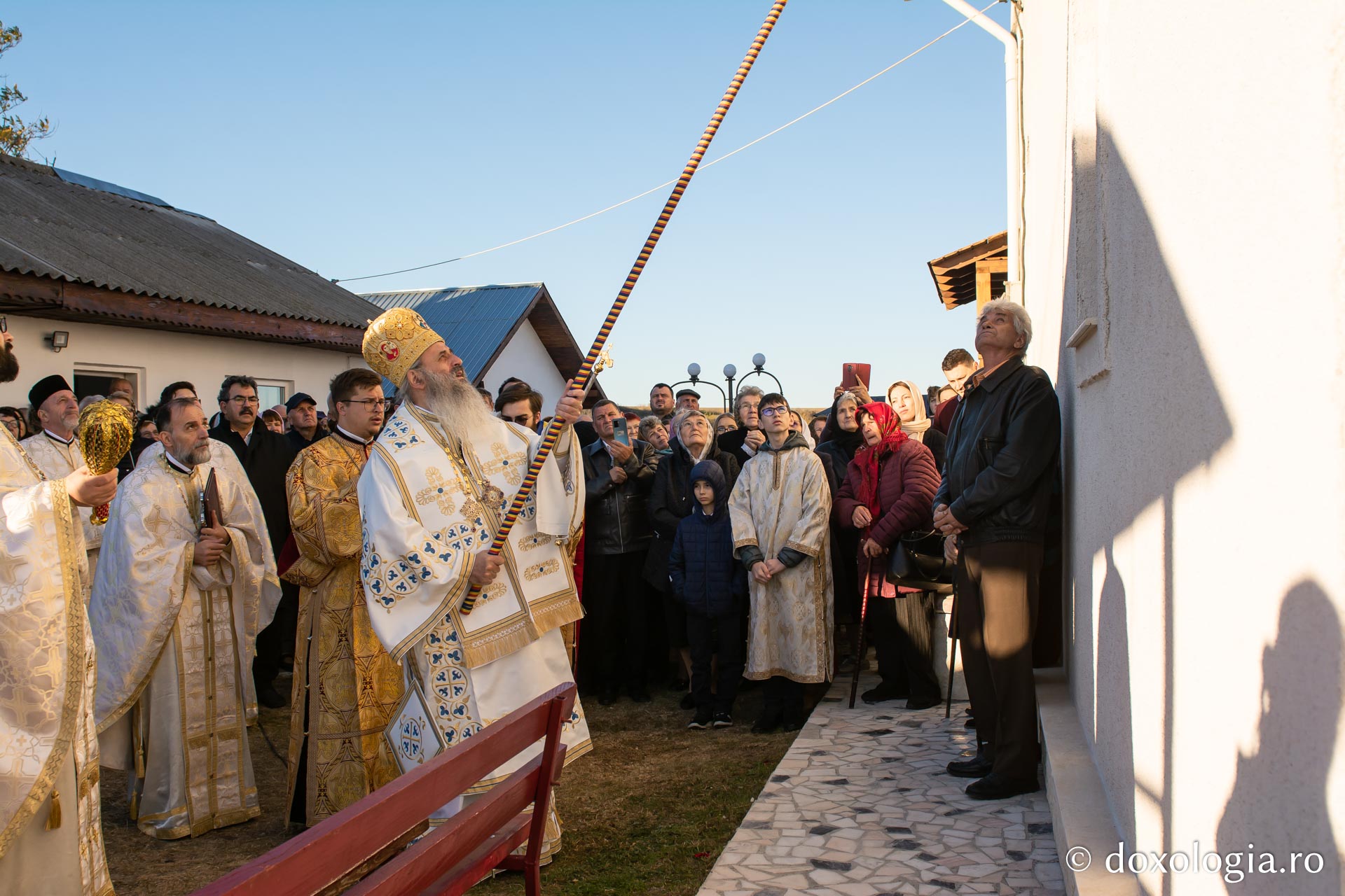 IPS Teofan, sfințind biserica din Țipilești