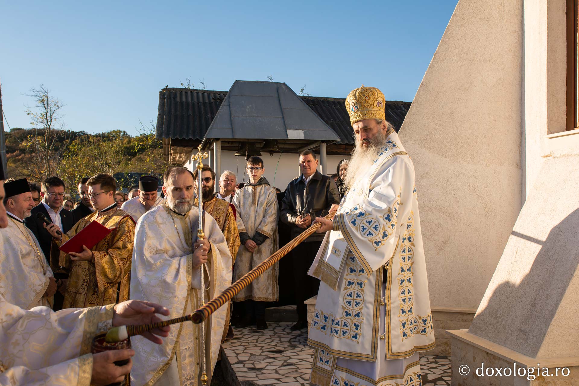 IPS Teofan, sfințind biserica din Țipilești