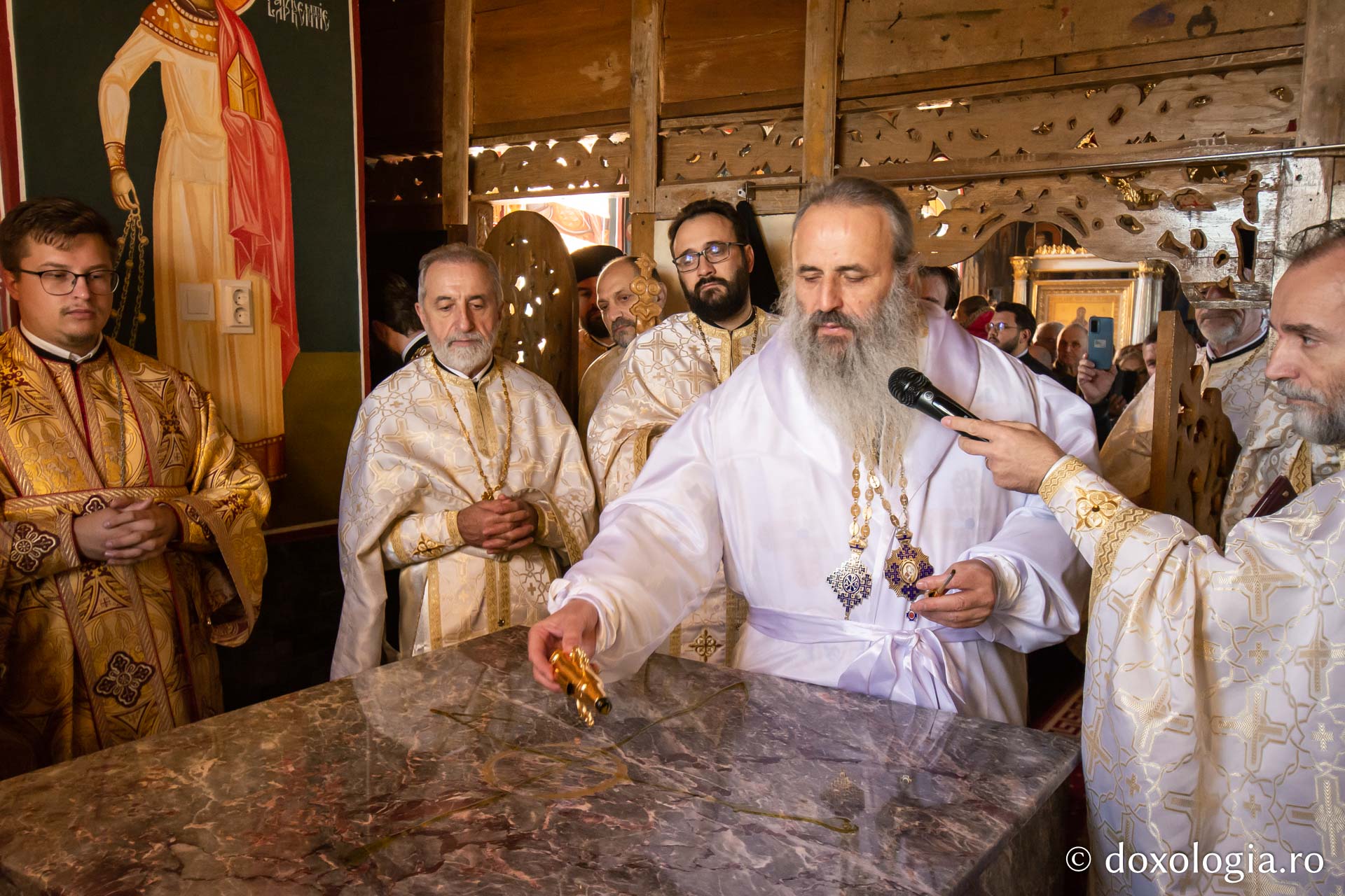 IPS Teofan, sfințind biserica din Țipilești