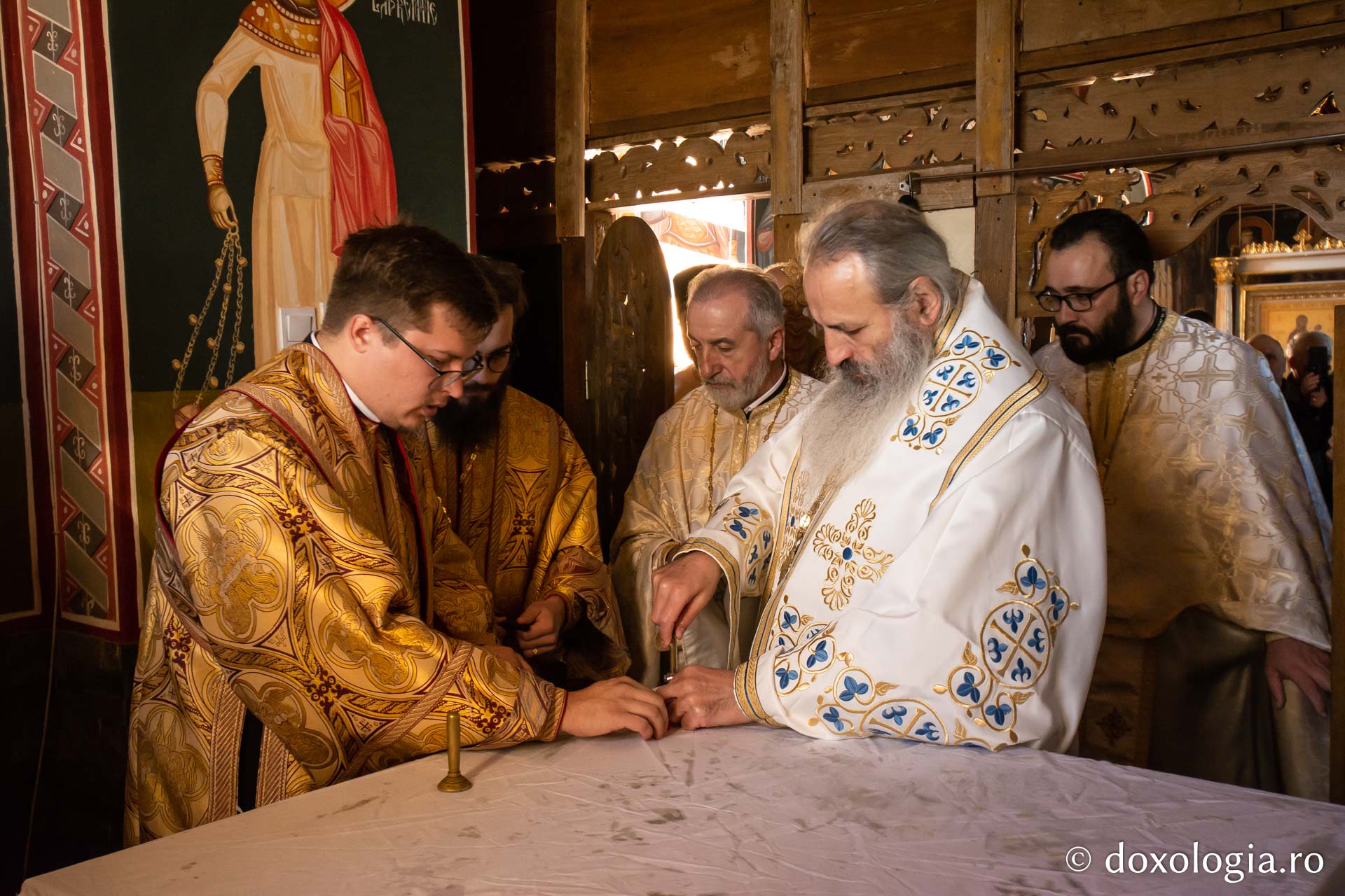 IPS Teofan, sfințind biserica din Țipilești