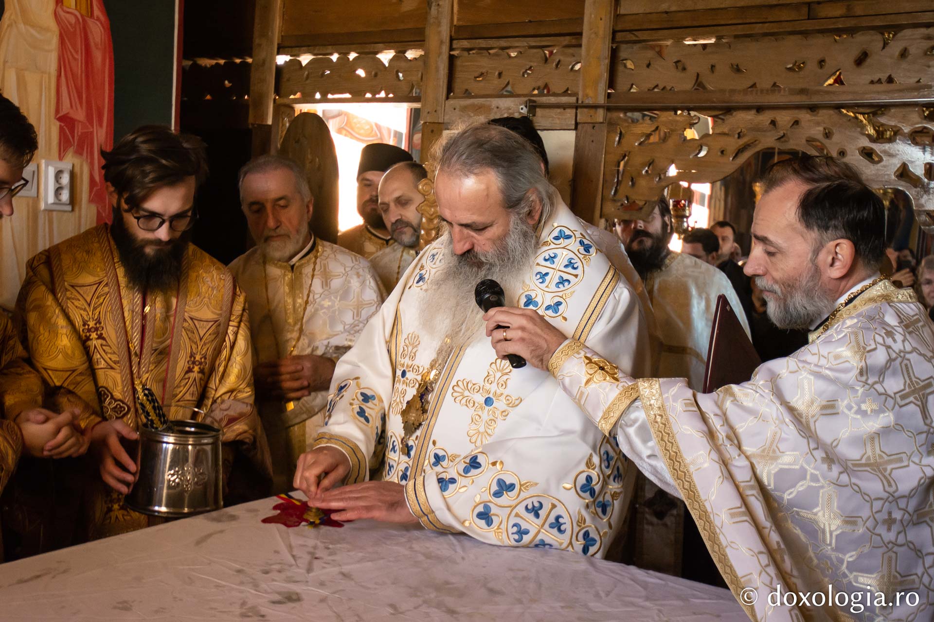 IPS Teofan, sfințind biserica din Țipilești