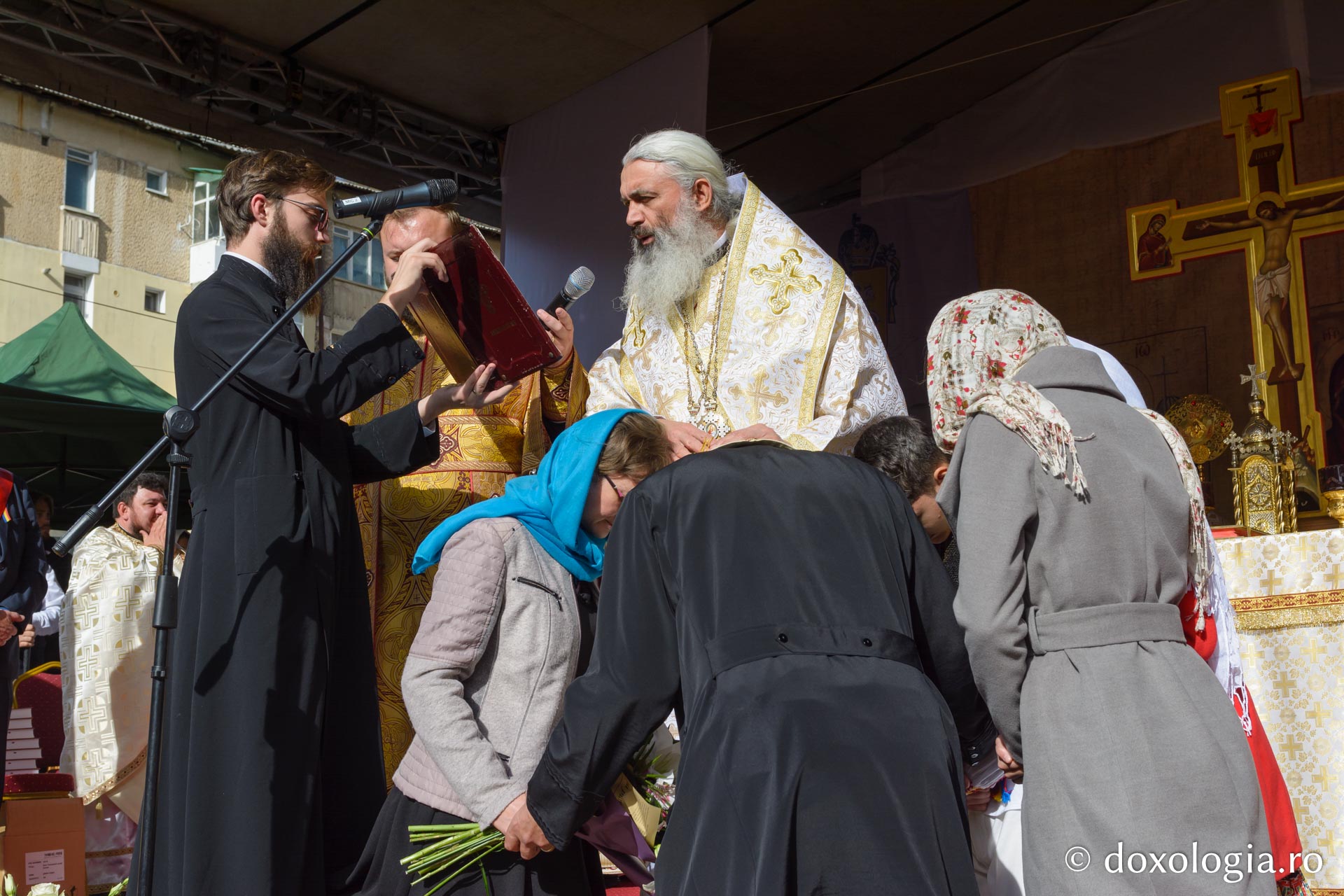 Hirotesie întru iconom stavrofor