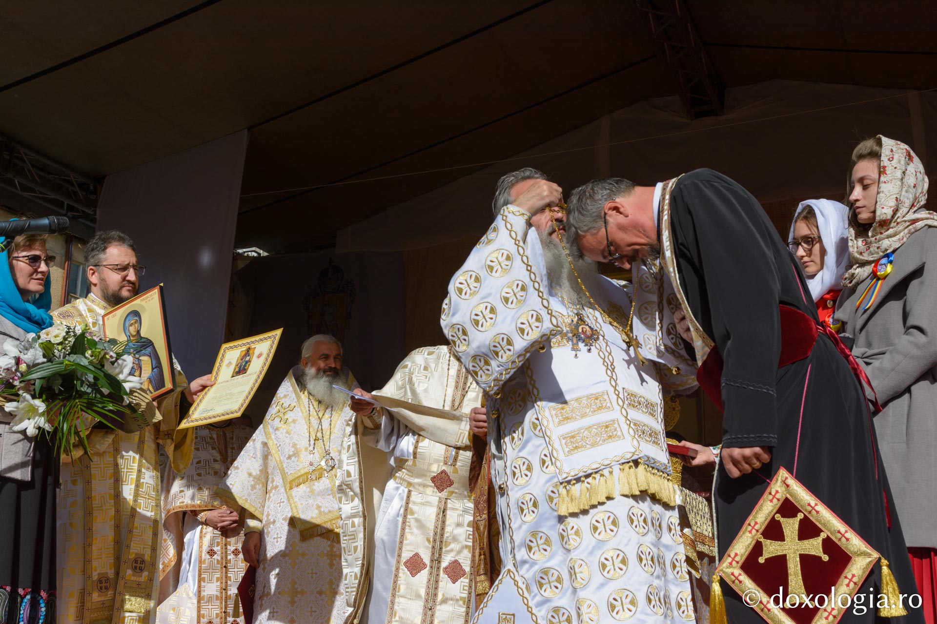 Hirotesie întru iconom stavrofor