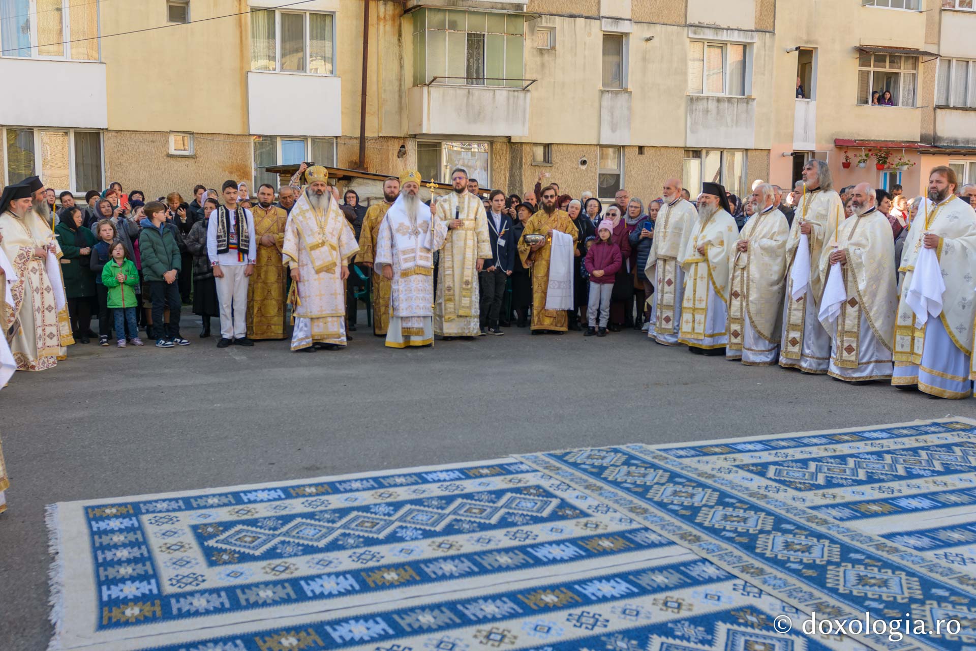 IPS Teofan, alături de PS Antonie, săvârșind Sfânta Liturghie