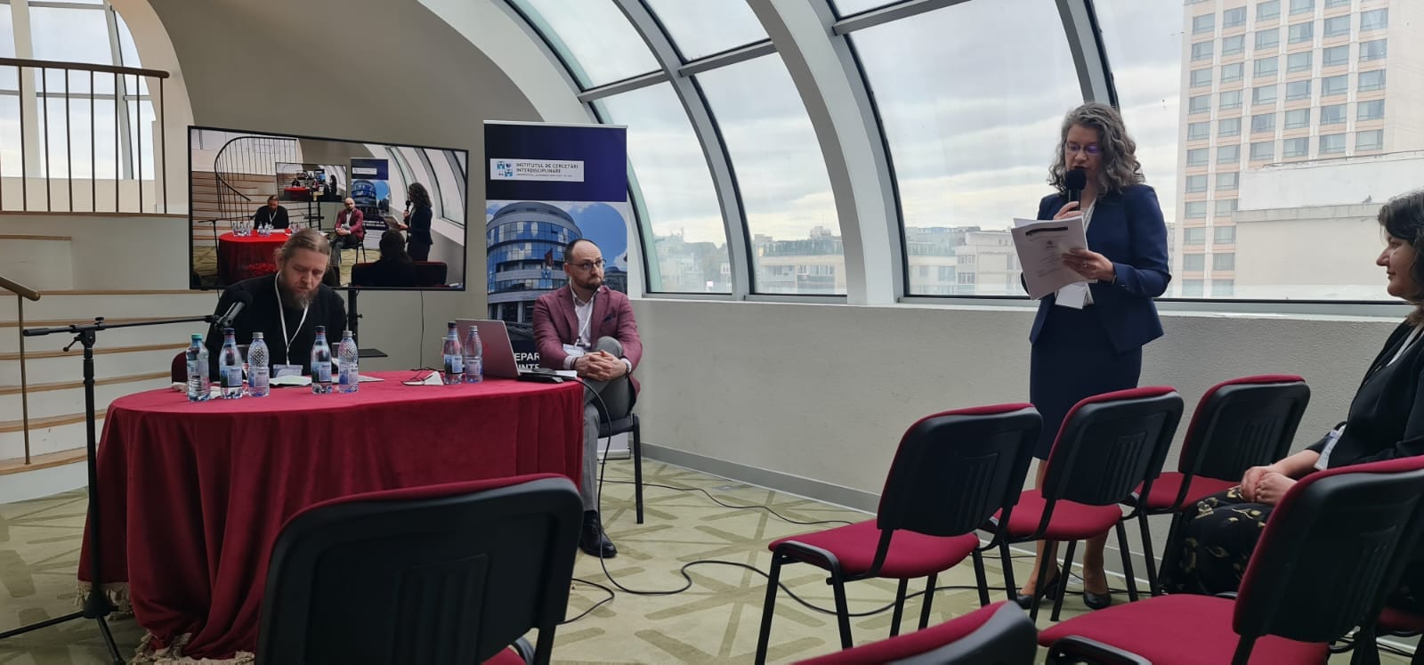 Părintele Răzvan Ionescu a vorbit despre teologie și tehnologie la Conferința „Interdisciplinary Perspectives in Humanities and Social Sciences” / Foto: Palatul Braunstein