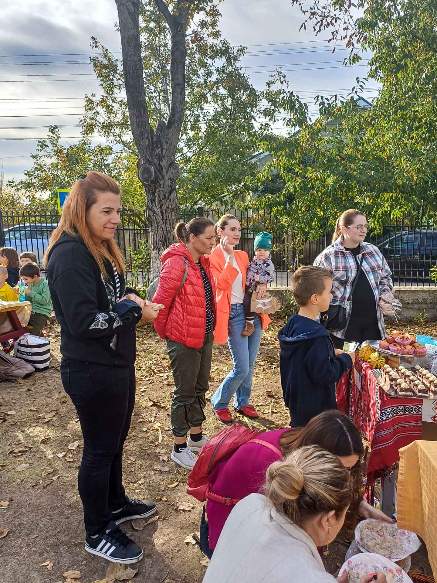 Copii în curtea bisericii
