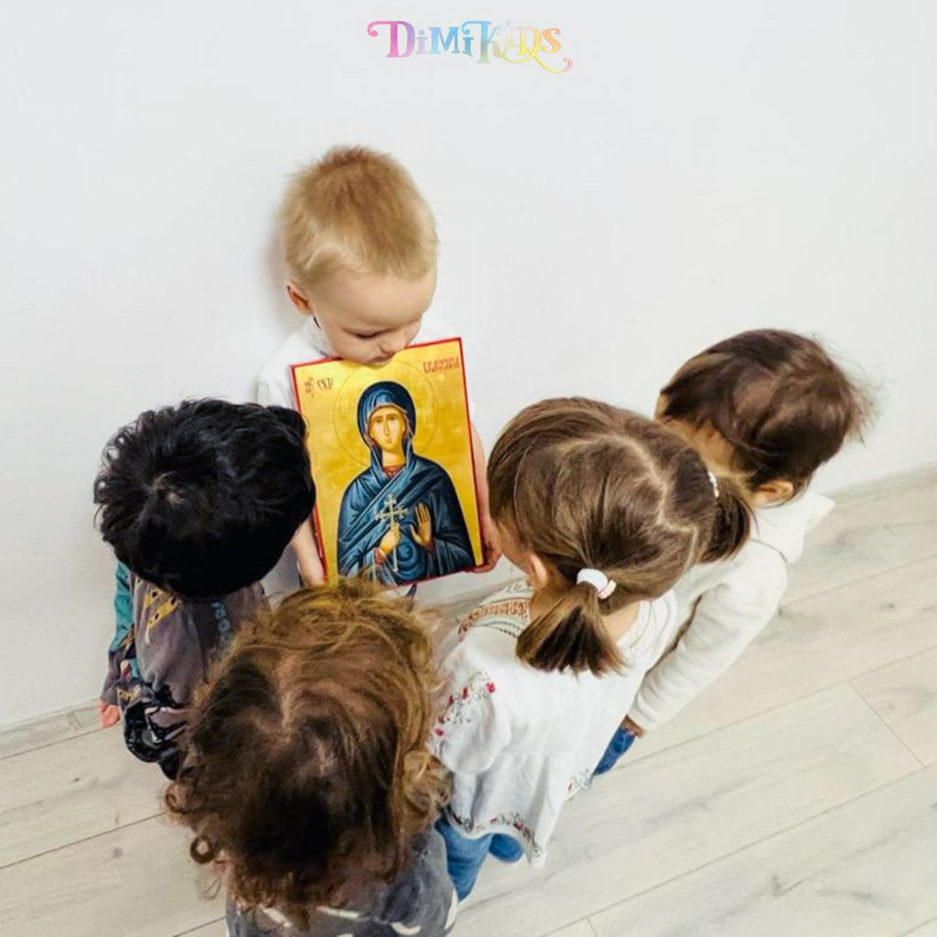 Copii, ținând icoana