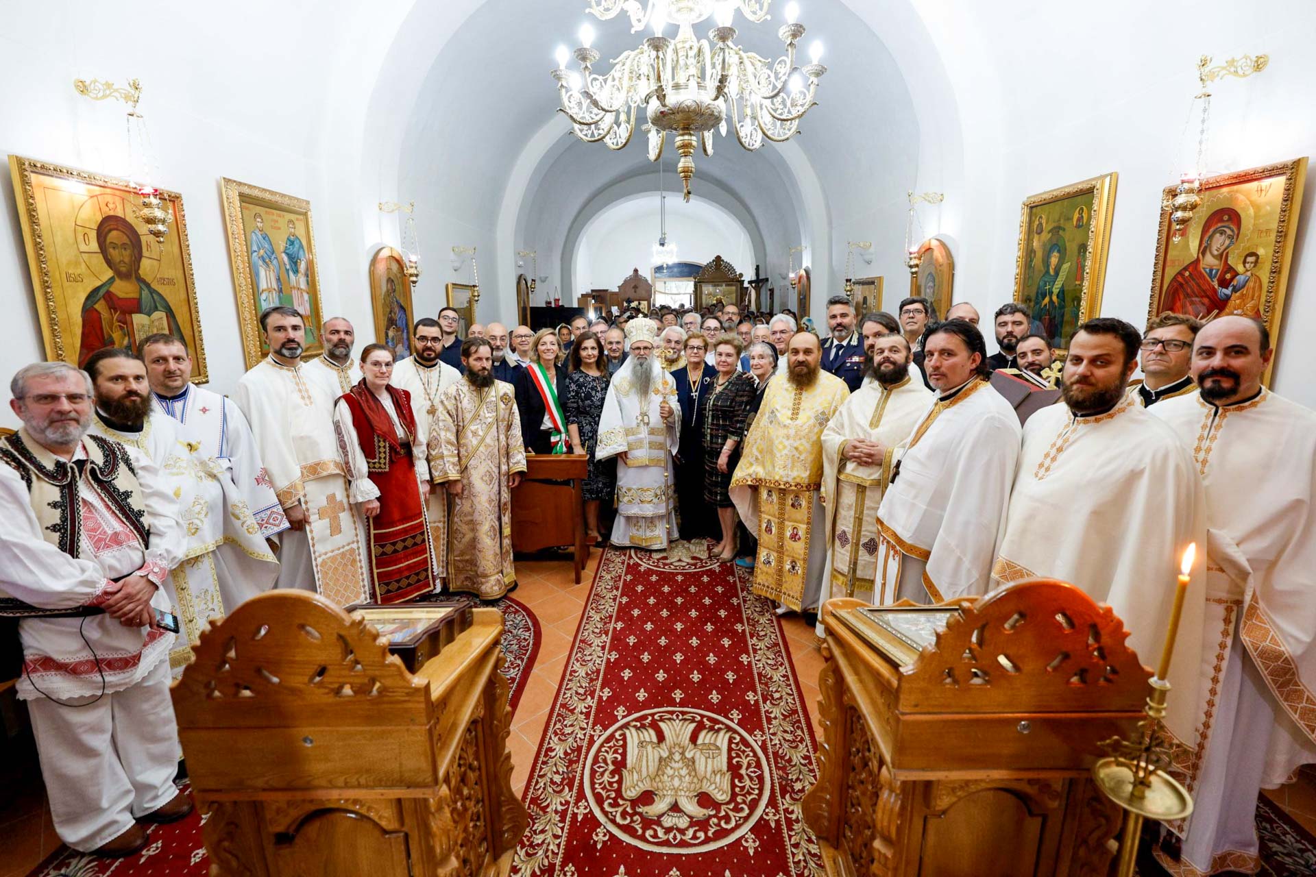 Fotografie de grup în biserică