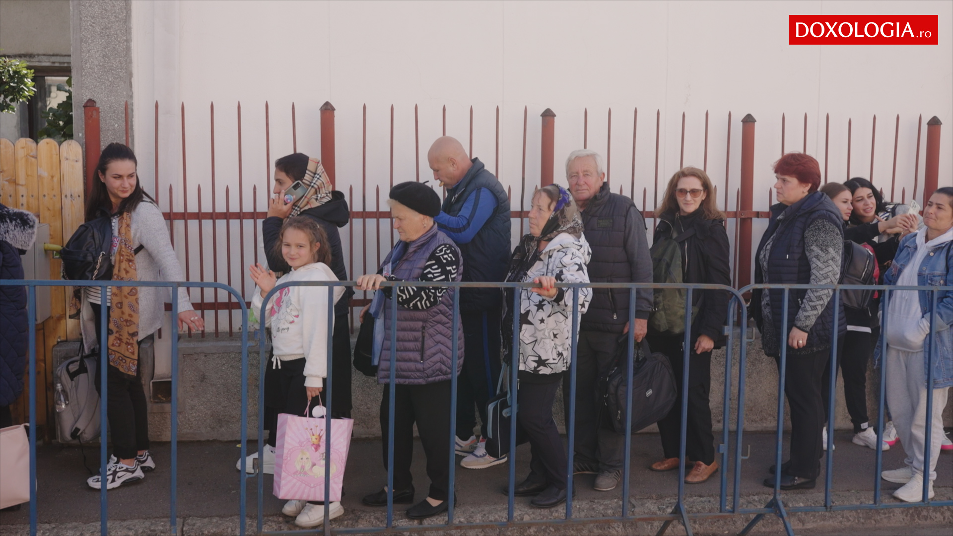 (Video) Oameni mari, dar și tineri și copii – pelerini la Sfânta Cuvioasă Parascheva