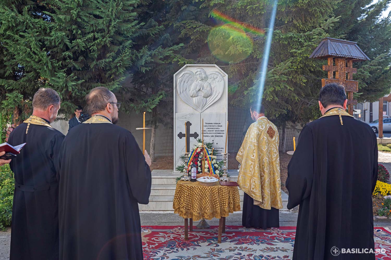 Opt ani de la Colectiv: slujbă de pomenire pentru victimele incendiului