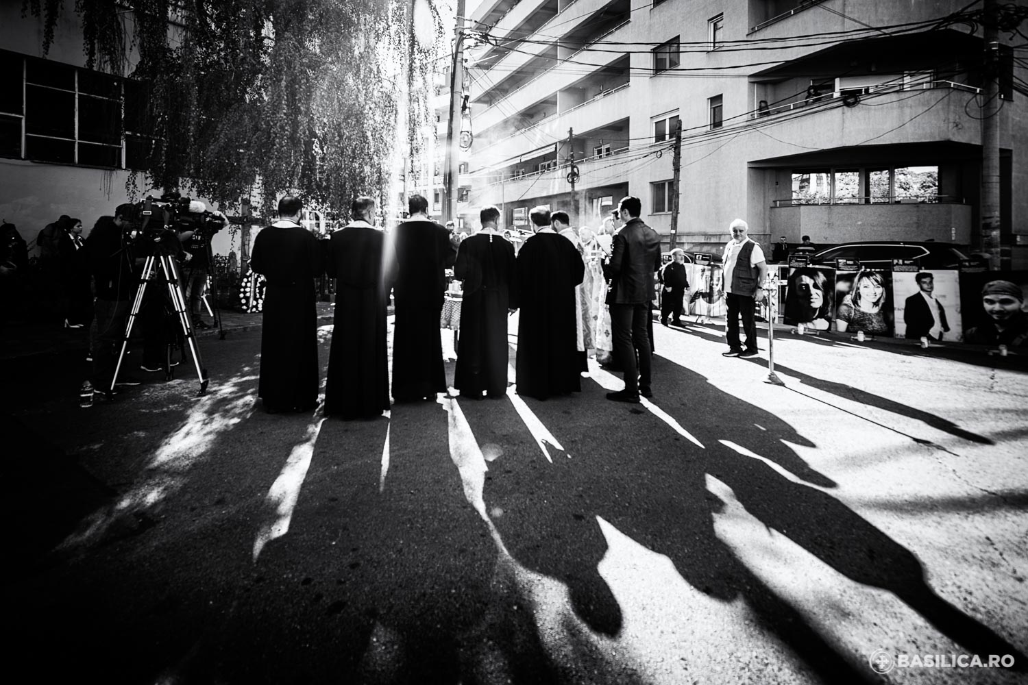 Opt ani de la Colectiv: slujbă de pomenire pentru victimele incendiului