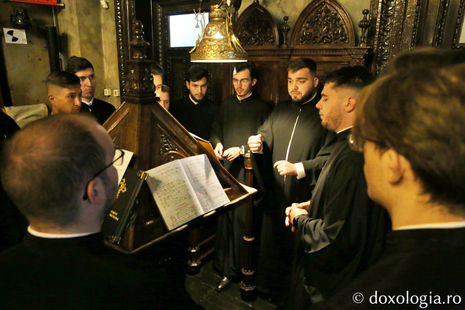 Grupul psaltic „Sfântul Ierarh Iosif cel Milostiv” al Facultății de Teologie din Iași, oferind răspunsurile liturgice / Foto: Flavius Popa