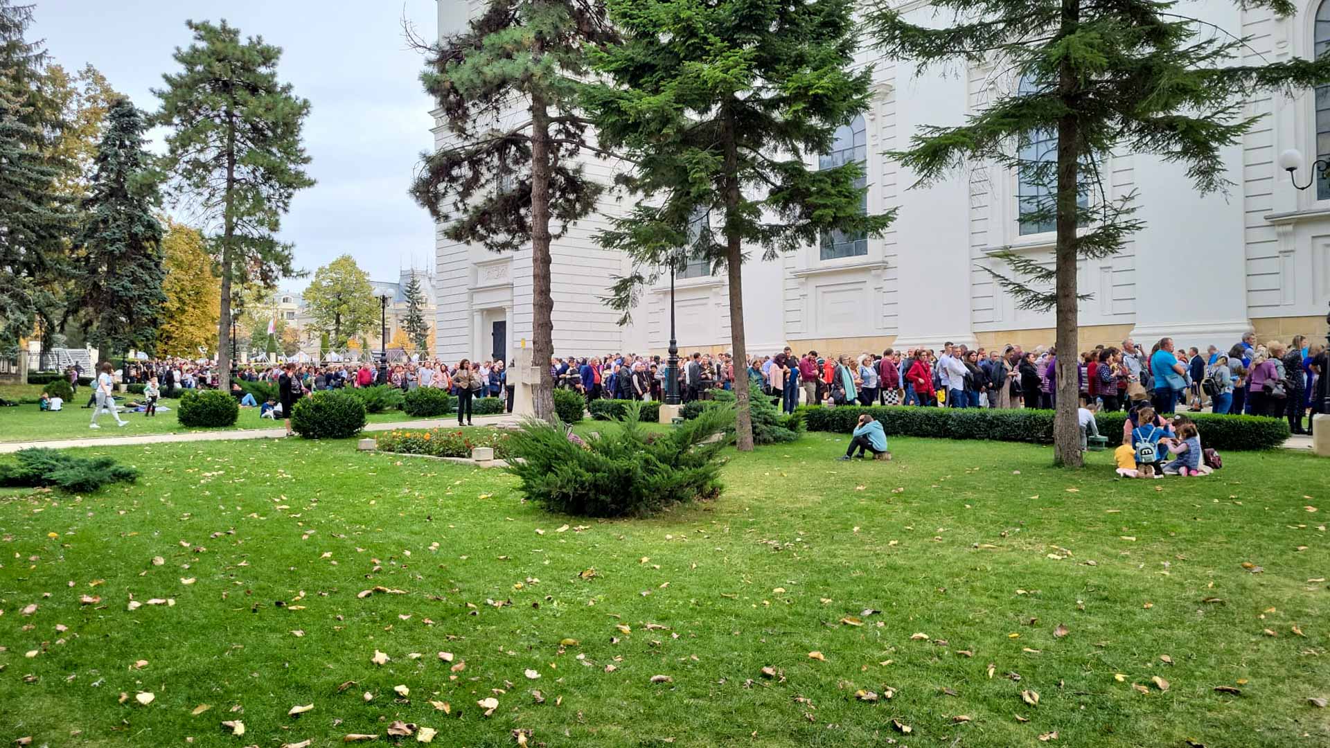 Pelerini în curtea Catedralei Mitropolitane din Iași