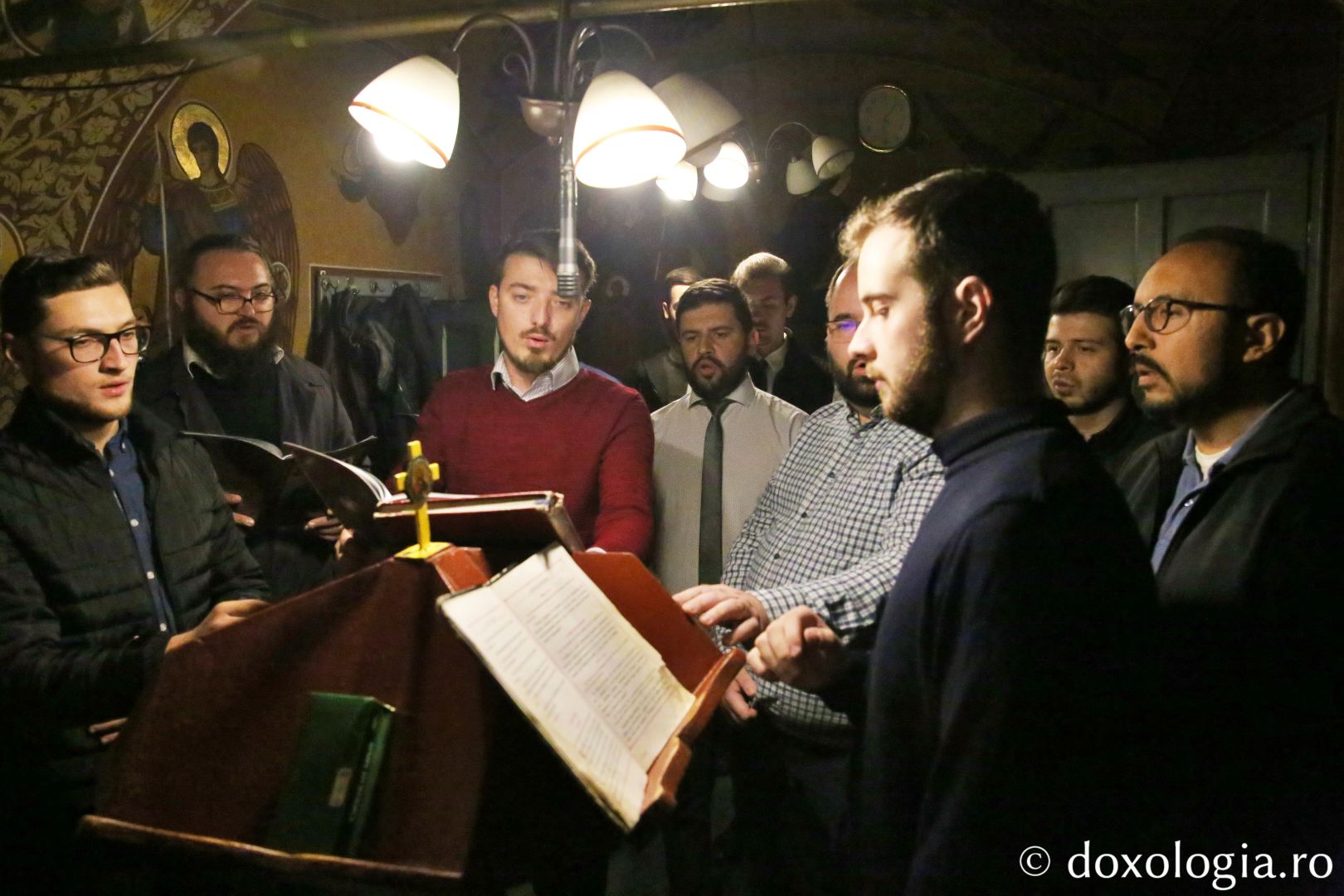 Grupul psaltic care a oferit răspunsurile liturgice la hramul Bisericii „Sfânta Parascheva” Păcurari - Iași / Foto: Flavius Popa