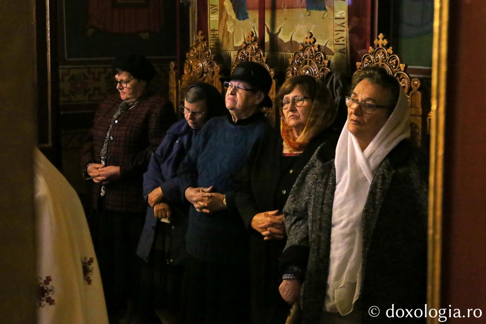 Credincioșii de la Parohia „Sfânta Parascheva” Păcurari, rugându-se la slujba de hram a sfântului locaș / Foto: Flavius Popa