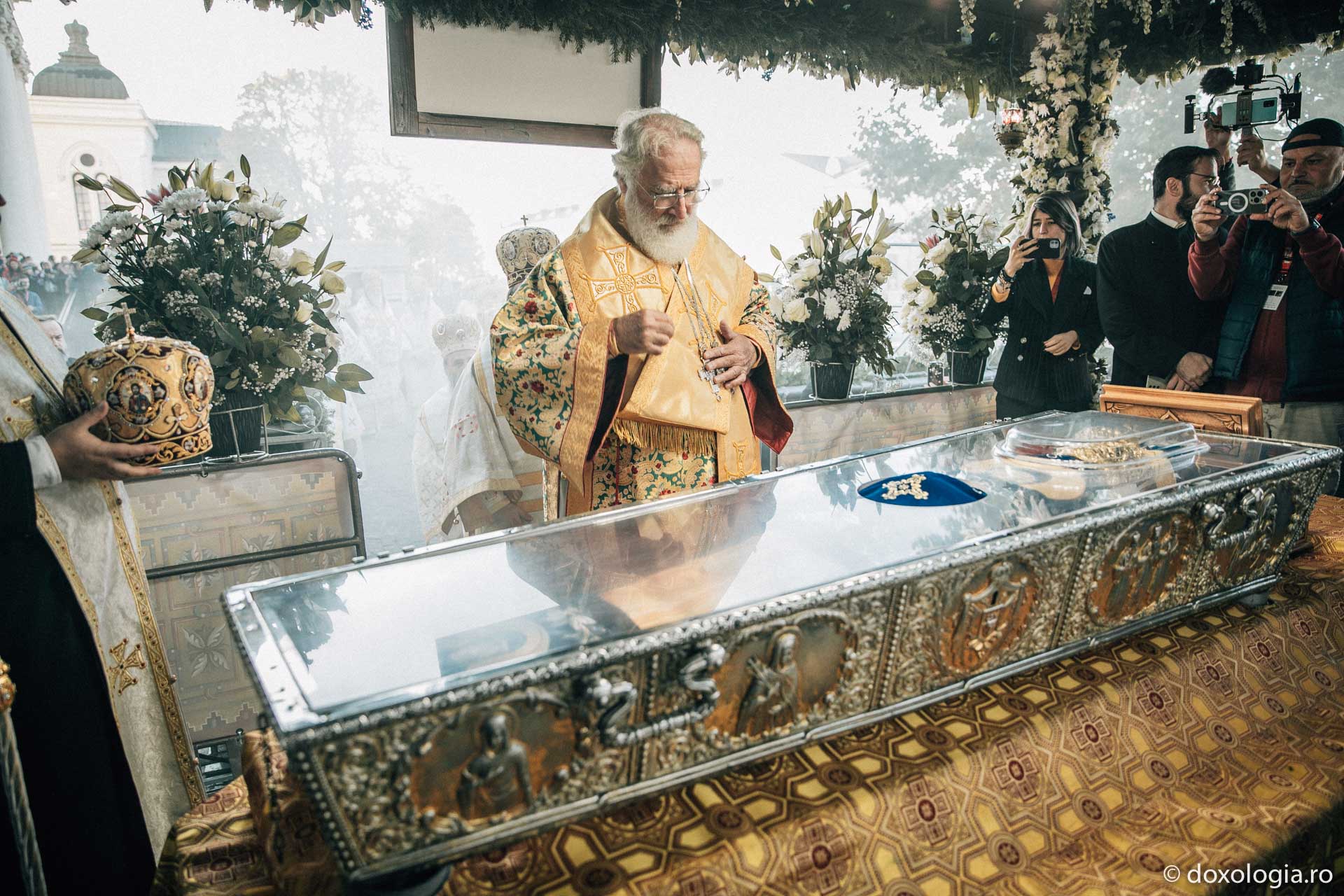 Închinarea soborului de ierarhi slujitori la Sfânta Liturghie | Foto: Oana Nechifor (Foto) Închinarea soborului de ierarhi slujitori – Liturghie Arhierească la Hramul Sfintei Parascheva (14 octombrie 2023)