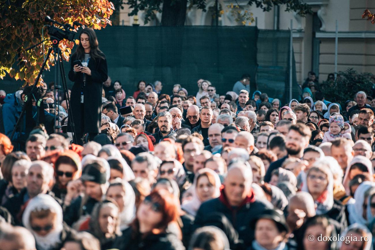 Credincioși la Sfânta Liturghie în ziua hramului Sfintei Cuvioase Parascheva