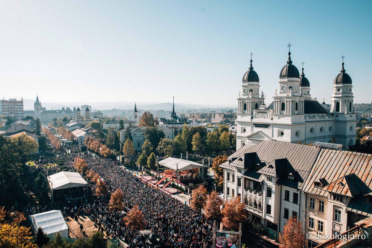 Credincioși la Sfânta Liturghie în ziua hramului Sfintei Cuvioase Parascheva