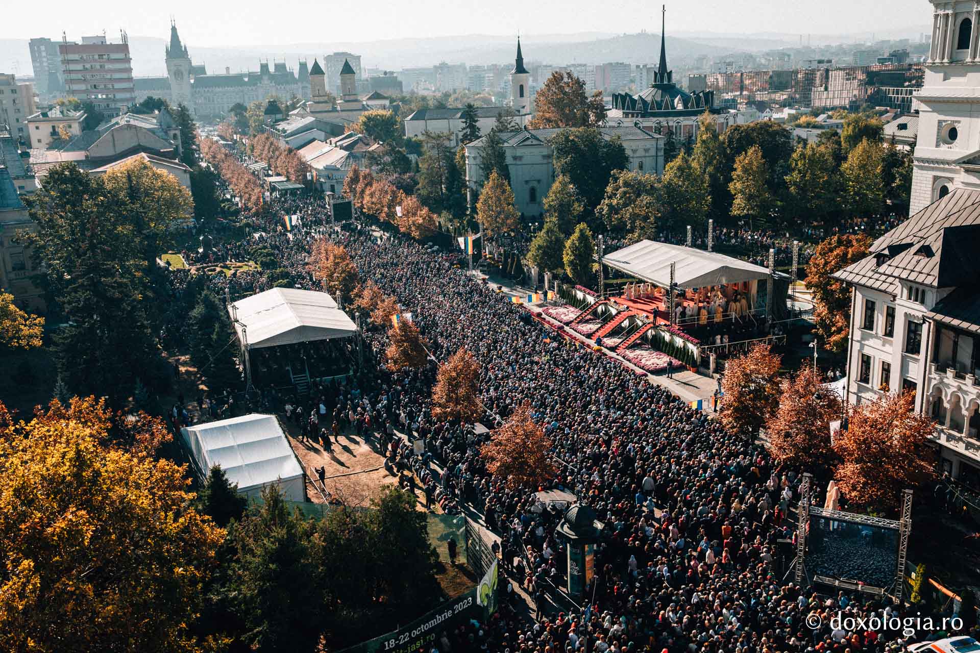 Liturghie arhierească în cinstea Sfintei Cuvioase Parascheva | Foto: Oana Nechifor (Foto) „Bucură-te, luminătoarea Moldovei!” – Liturghie arhierească în cinstea Sfintei Cuvioase Parascheva