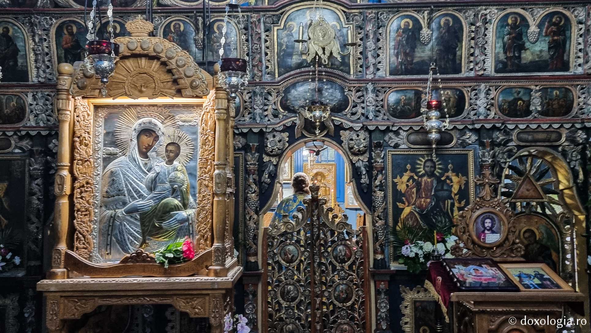 Icoana făcătoare de minuni a Maicii Domnului de la Mănăstirea Rarău
