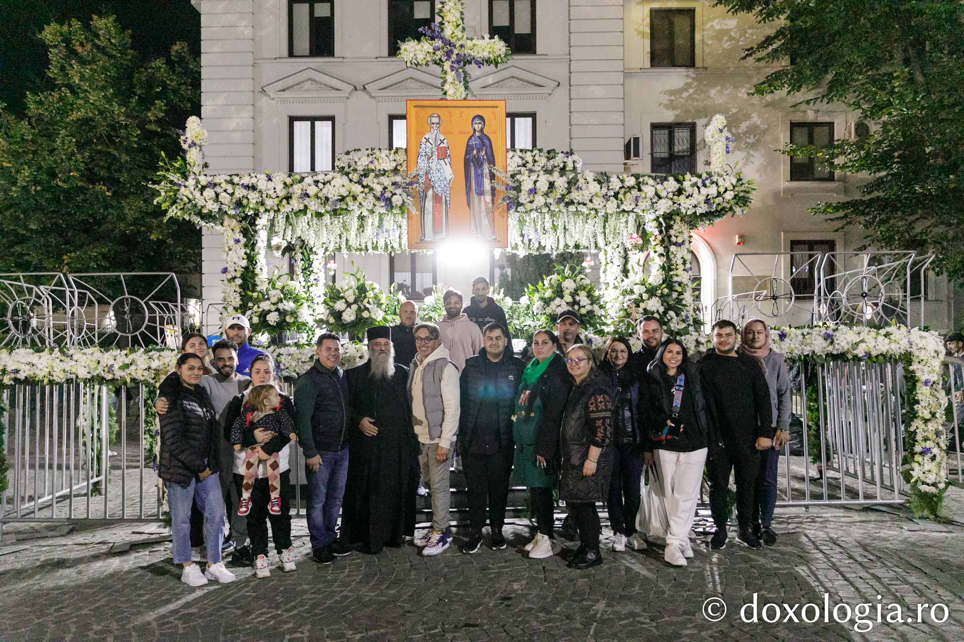 O parte din echipa care a lucrat la veșmântul de flori al Sfintei Parascheva / Foto: pr. Silviu Cluci 20 de ani de când Sfânta Parascheva primește veșmânt de flori