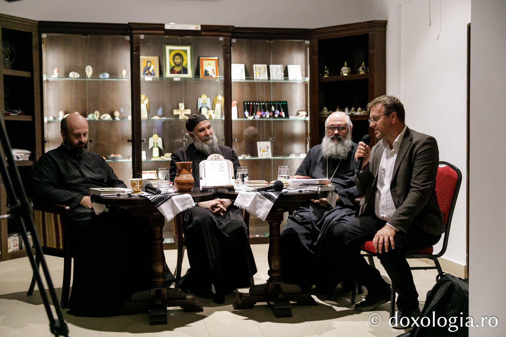 Prezentare de carte dedicată venirii moaștelor Sfântului Andrei Criteanul în Iași, la Librăria Doxologia / Foto: Pr. Silviu Cluci Prezentare de carte