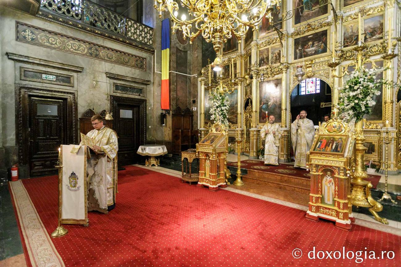 Sfânta Liturghie în cea de-a cincea zi de pelerinaj la hramul Sfintei Parascheva / Foto: pr. Silviu Cluci Sfânta Liturghie în cea de-a cincea zi de pelerinaj la hramul Sfintei Parascheva / Foto: pr. Silviu Cluci