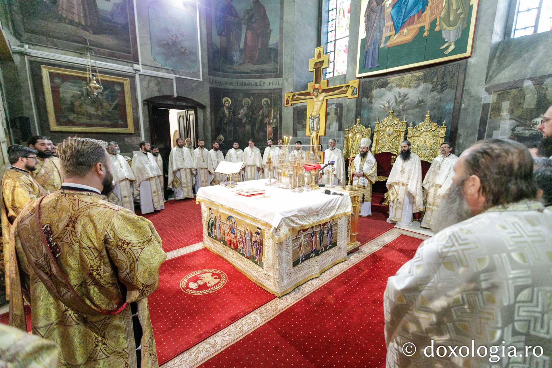 PS Damaschin Dorneanul a slujit Sfânta Liturghie în a șasea zi a Hramului Sfintei Parascheva / Foto: pr. Silviu Cluci PS Damaschin Dorneanul a slujit Sfânta Liturghie în a șasea zi a Hramului Sfintei Parascheva