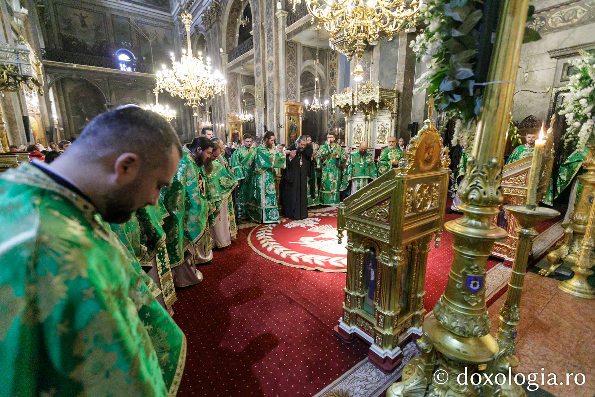 Liturghie arhierească în prima zi de pelerinaj / Foto: Pr. Silviu Cluci PS Nichifor Botoșăneanul a slujit la Catedrala Mitropolitană