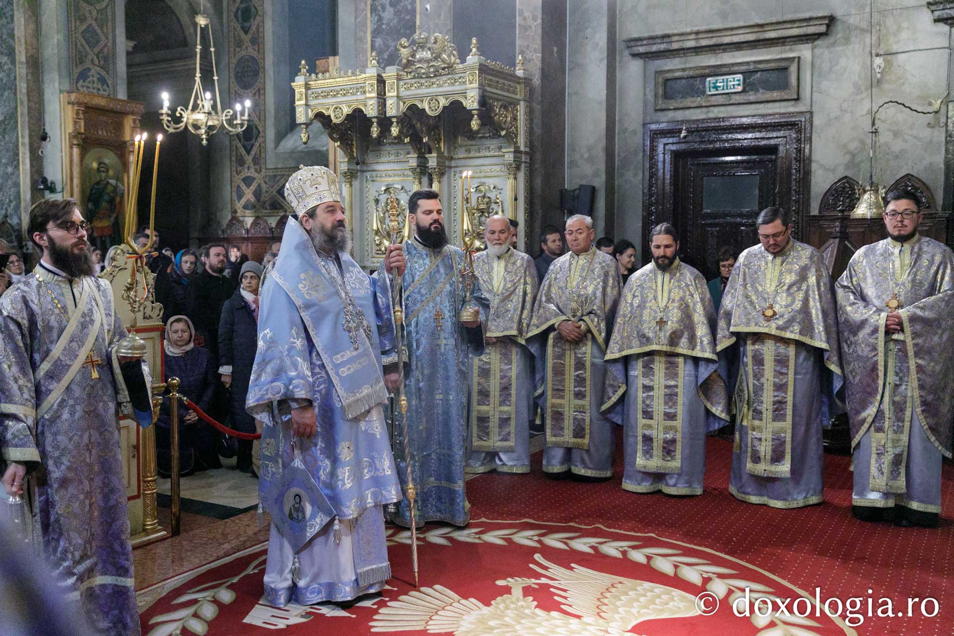 Liturghie arhierească și hirotonie în a treia zi de pelerinaj / Foto: Pr. Silviu Cluci PS Nichifor Botoșăneanul alături de preoții slujitori