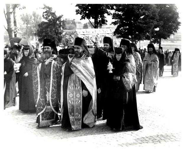 Procesiune cu moaștele Sfântului Cuvios Dimitrie cel Nou la București / Foto: Arhiva Ortodoxiei Procesiune cu moaștele Sfântului Cuvios Dimitrie cel Nou la București