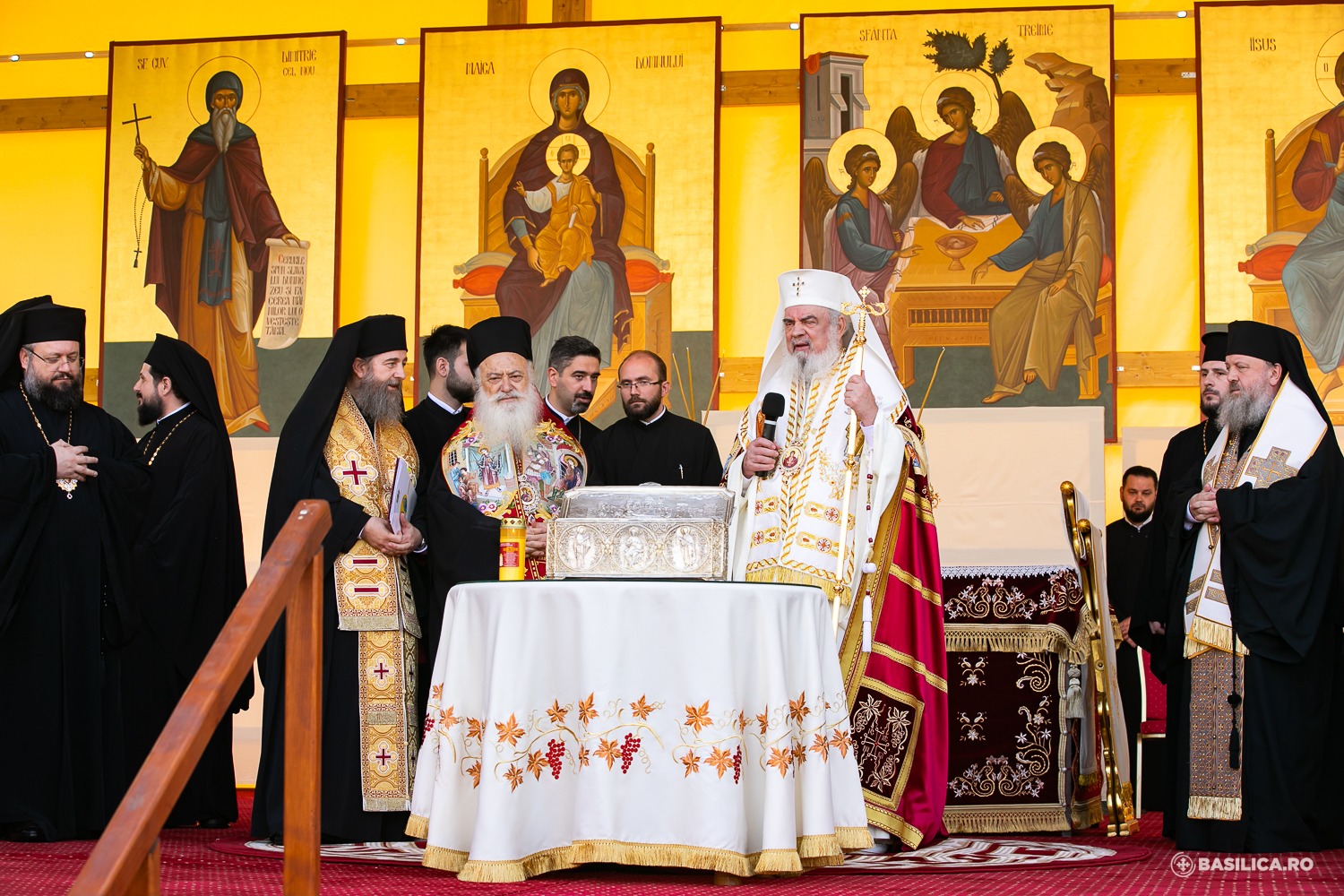 Patriarhul Daniel s-a rugat lui Dumnezeu pentru pelerini și cei afectați de război / Foto: basilica.ro Patriarhul Daniel s-a rugat lui Dumnezeu pentru pelerini și cei afectați de război / Foto: basilica.ro