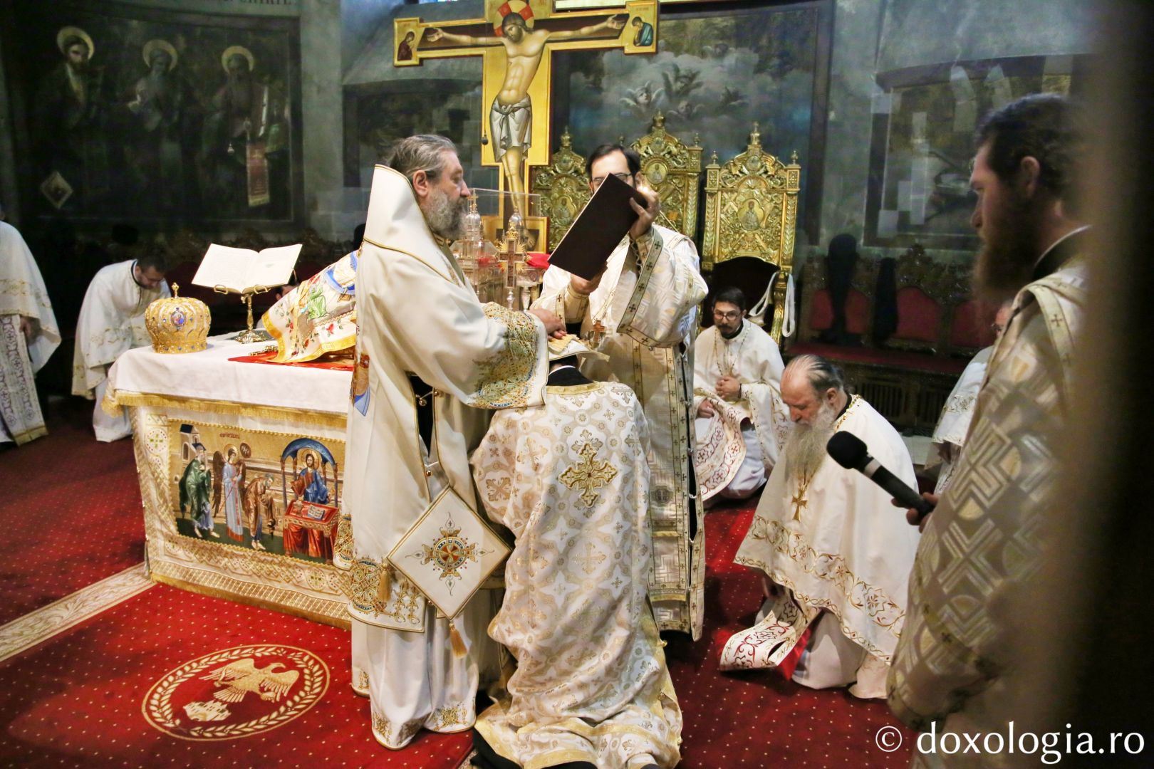 Diac. Ionuț Valentin Drăghici  a fost hirotonit întru preot de PS Nichifor Botoșăneanul / Foto: Flavius Popa