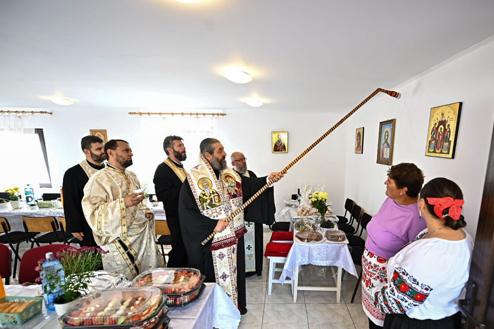 PS Nichifor Botoșăneanul, la slujba de sfințire a casei sociale din Cărbunari