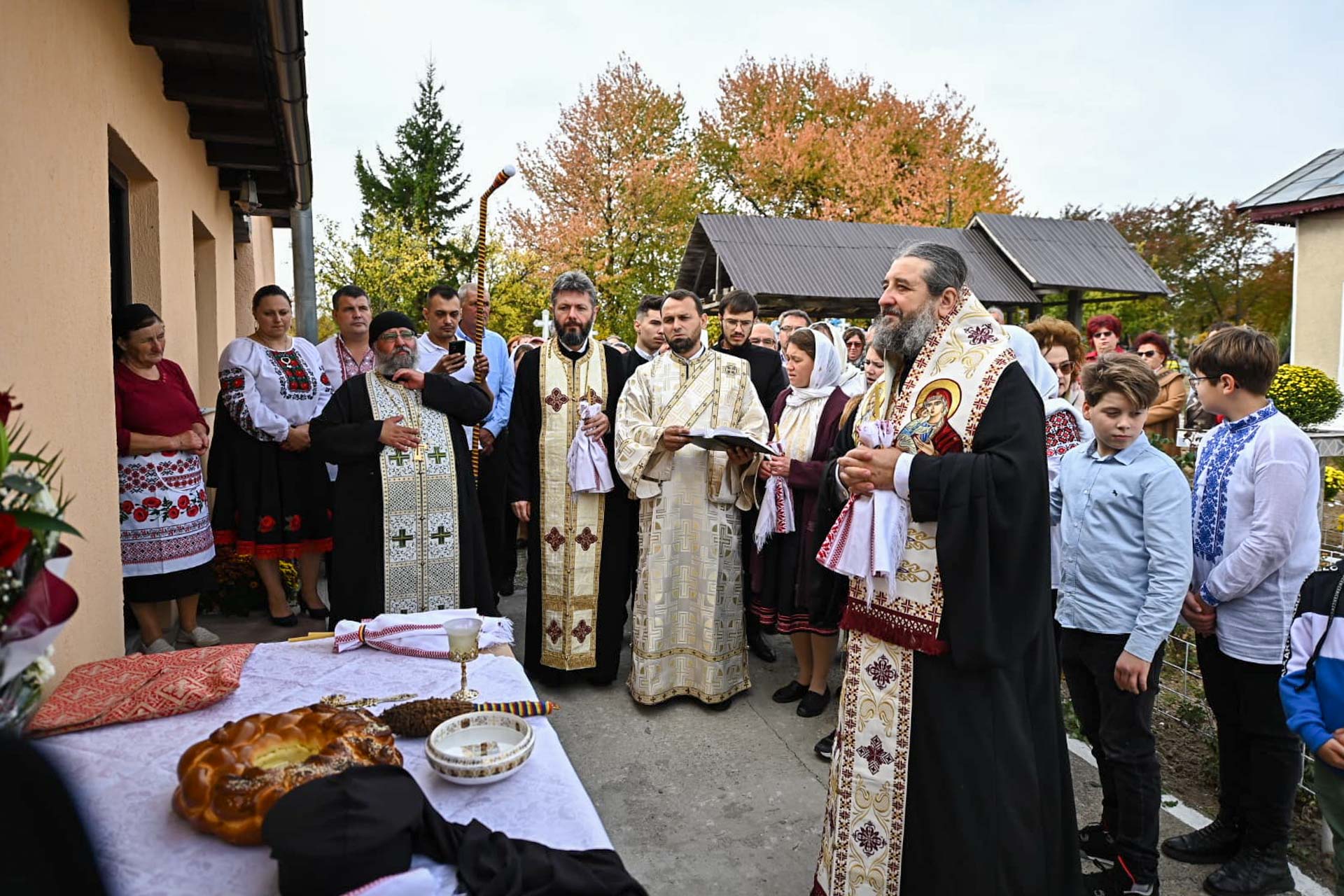 PS Nichifor Botoșăneanul a binecuvântat Casa Socială din Parohia Cărbunari PS Nichifor Botoșăneanul, la slujba de sfințire a casei sociale din Cărbunari