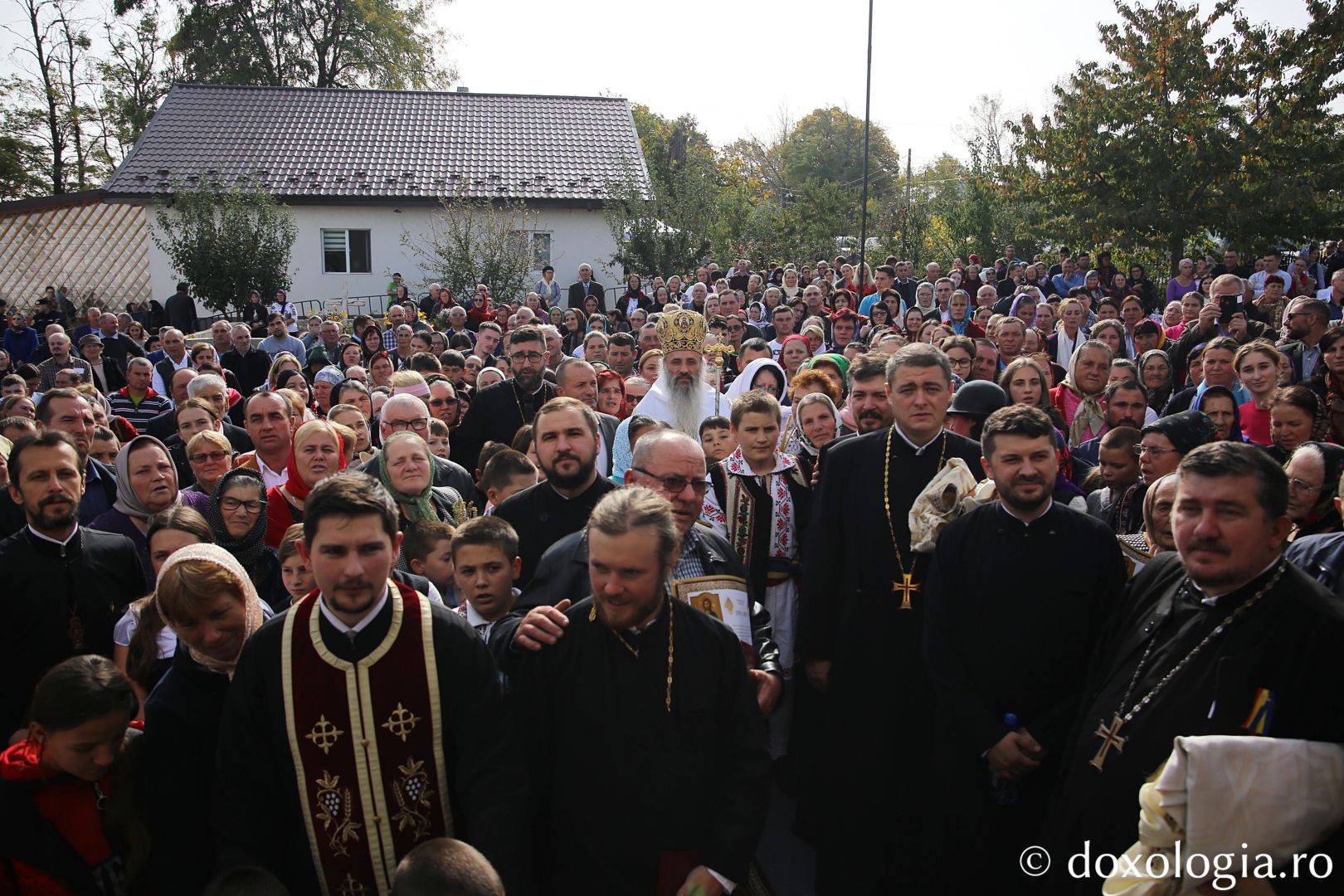 Fotografie de grup la sfințirea Bisericii „Sf. Petru și Pavel” Fântânele / Foto: Flavius Popa Fotografie de grup la sfințirea Bisericii „Sf. Petru și Pavel” Fântânele / Foto: Flavius Popa
