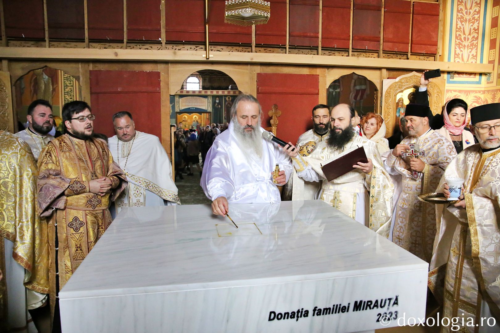 IPS Teofan săvâșind slujba de sfințire a Bisericii „Înălțarea Domnului” Suharău / Foto: Flavius Popa