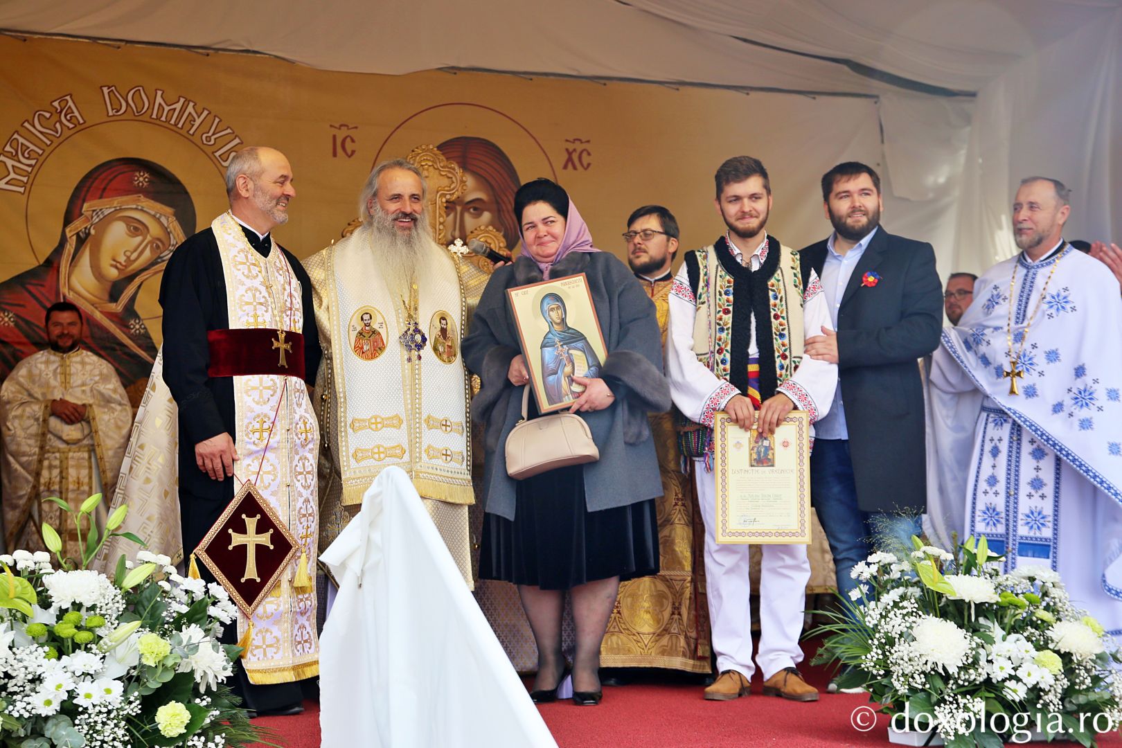 Pr. Adrian Nazare a fost ridicat la rangul de iconom stavrofor de către IPS Teofan / Foto: Flavius Popa