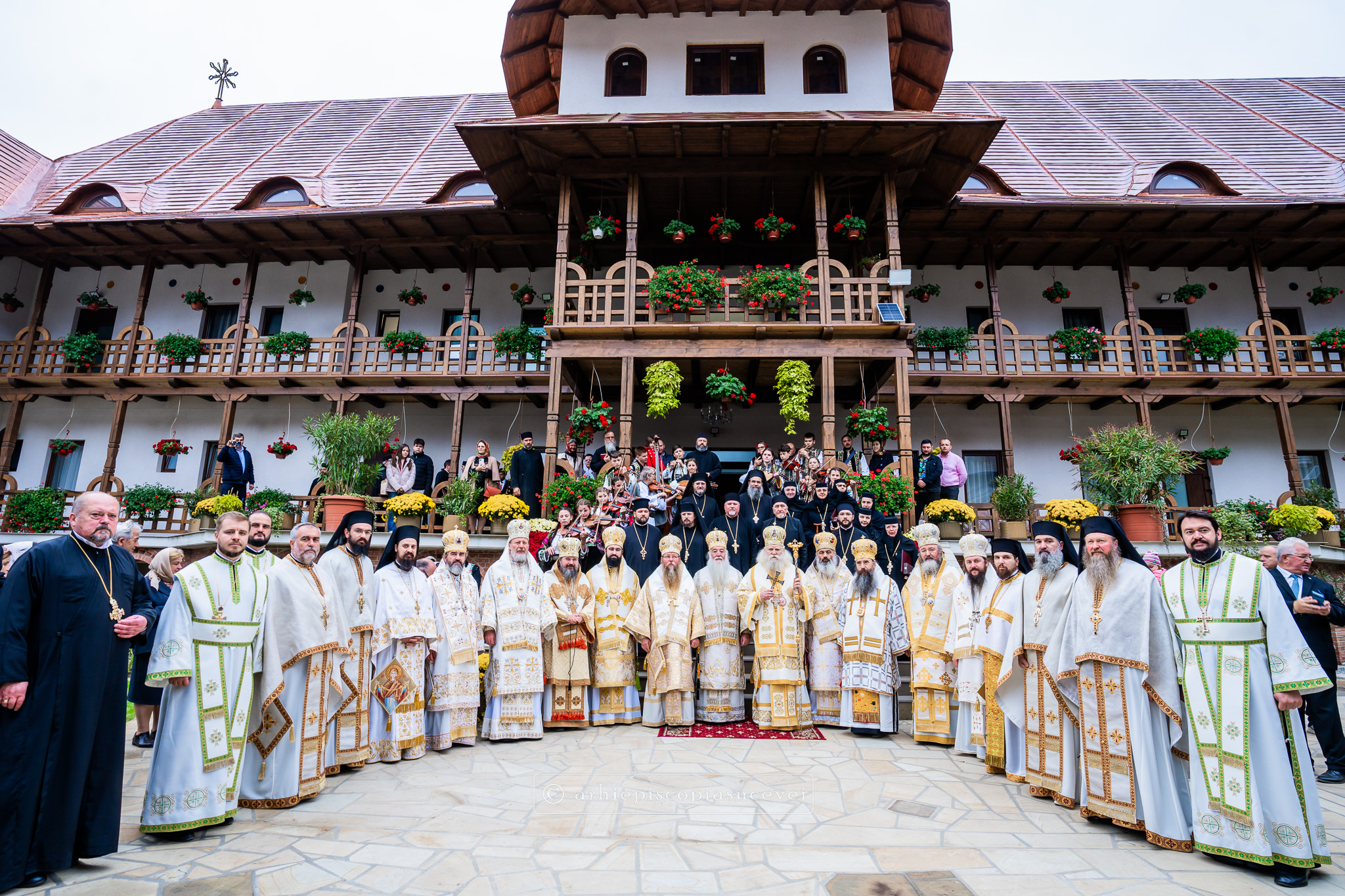 Ierarhii prezenți la slujba de sfințire a bisericii Mănăstirii Sihăstria Râșcăi / Foto: arhiepiscopiasucevei.ro Mănăstirea Sihăstria Râșcăi, sfințită de 11 ierarhi