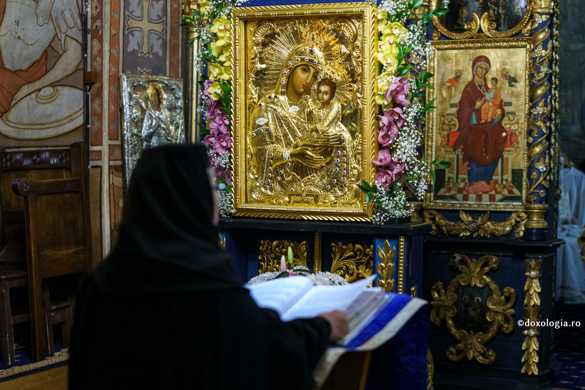 maică în mijlocul bisericii